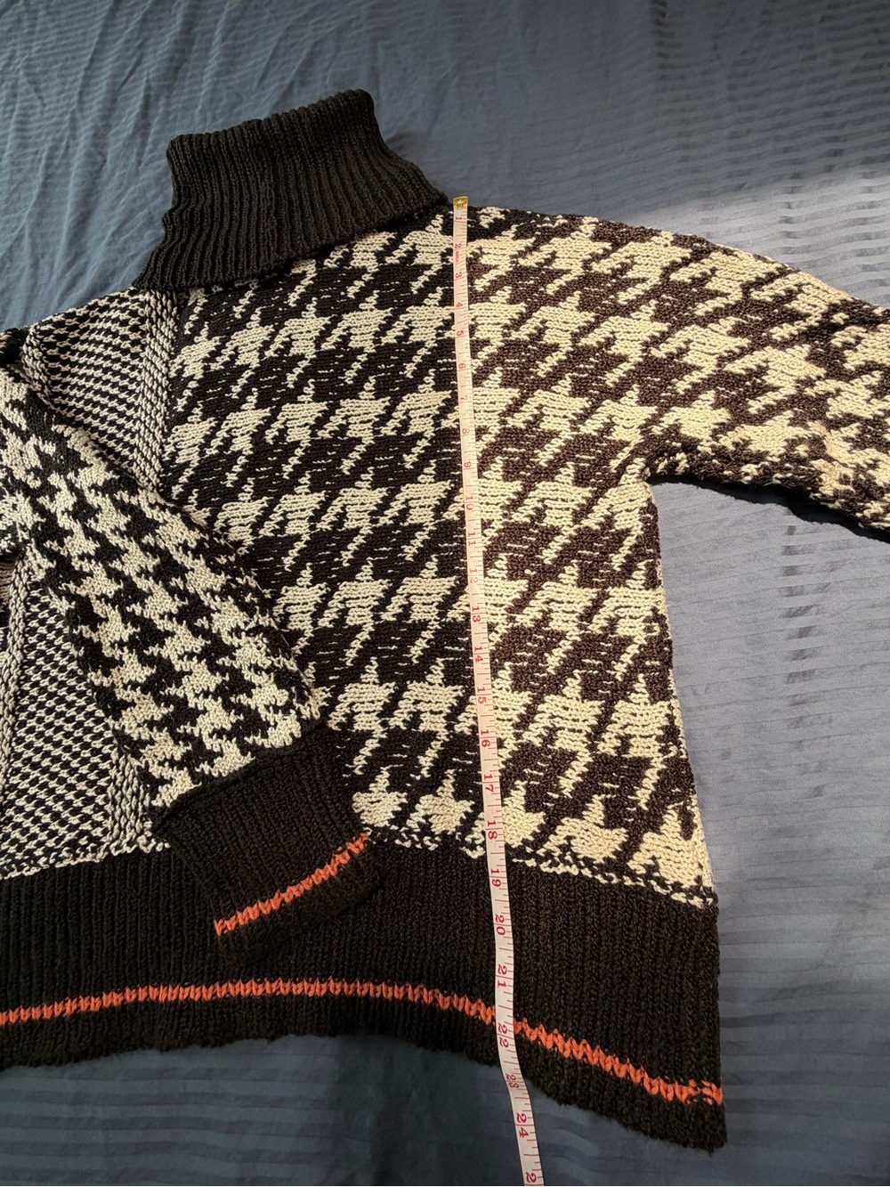 VENUS Black and Cream Houndstooth Turtleneck Sweater - Women’s Large